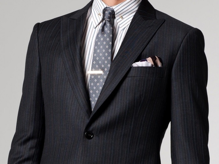 Костюм и рубашка в полоску в сочетании с галстуком в мелкий принт в виде ромбов