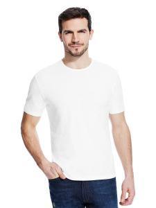 Мужчина в белой футболке