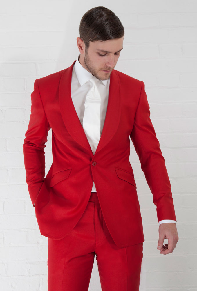Красный классический костюм