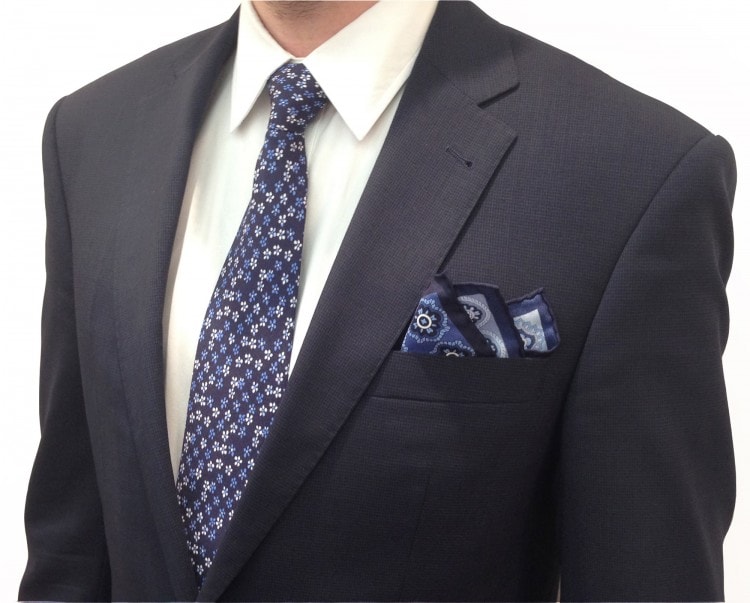 Сочетание галстука и платка calabrese с темно-синим костюмом