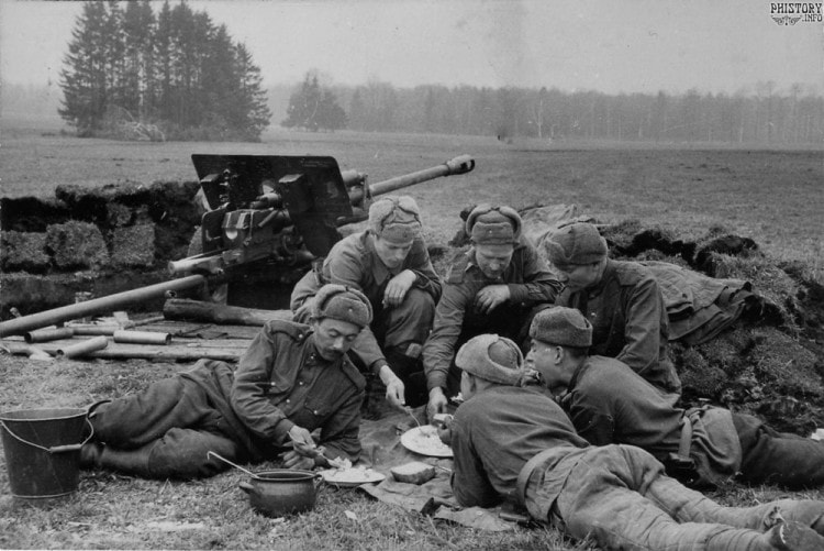 Солдаты Советской Армии под Берлином в шапках-ушанках