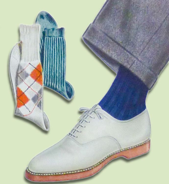 Синие носки отлично смотрятся в сочетании со светой обувью и серыми брюками.