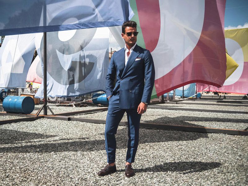 Pitti Uomo 2016 не обошлось без традиционного для итальянцев летнего сочетания - синего костюма с коричневой обувью