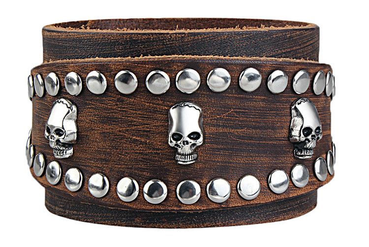 Брутального вида браслет для мужчин из кожи с металлическими заклепками и декором в виде черепов особо желанен в уличном, рок и панк стиле
