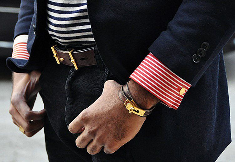 Креативный мужской браслет из кожи и золота перекликается с ремнем на брюках по дизайну и расцветке