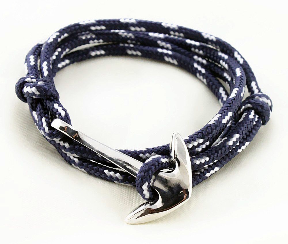 Мужской браслет из двуцветного шнурка с декором по морской тематике