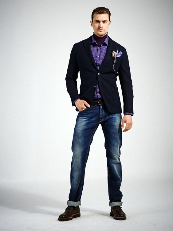 Идеальный образ для неформальной вечеринки - пиджак с накладными карманами, эффектная рубашка и потертые джинсы