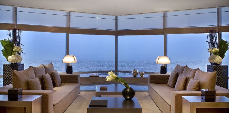 Захватывающий дух вид из панорамного окна номера люкс Armani Hotel Dubai смягчает сдержанный дизайн интерьера