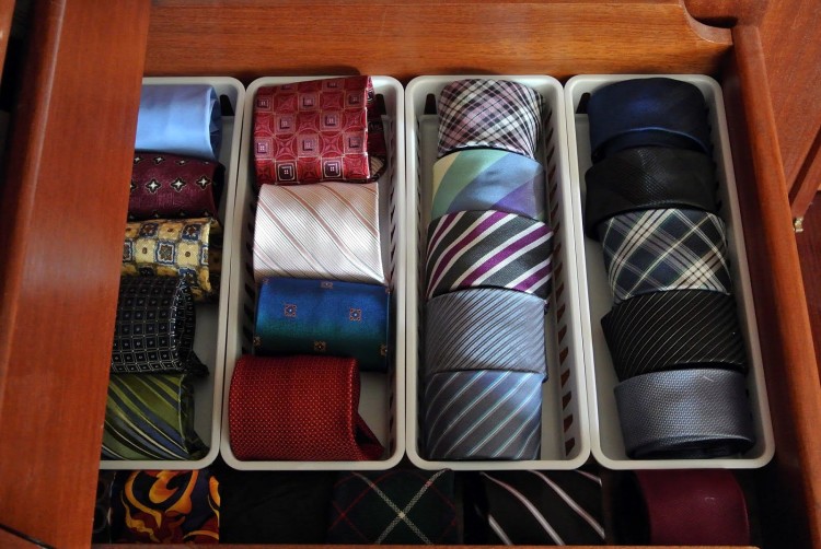 Оснащенный разделительными контейнерами ящик сохранит галстуки в идеальном виде
