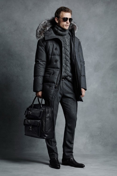 Достойный Джеймса Бонда сдержанный вариант для зимы в смарт кэжуал стиле с участием парки, свитера и брюк серого цвета