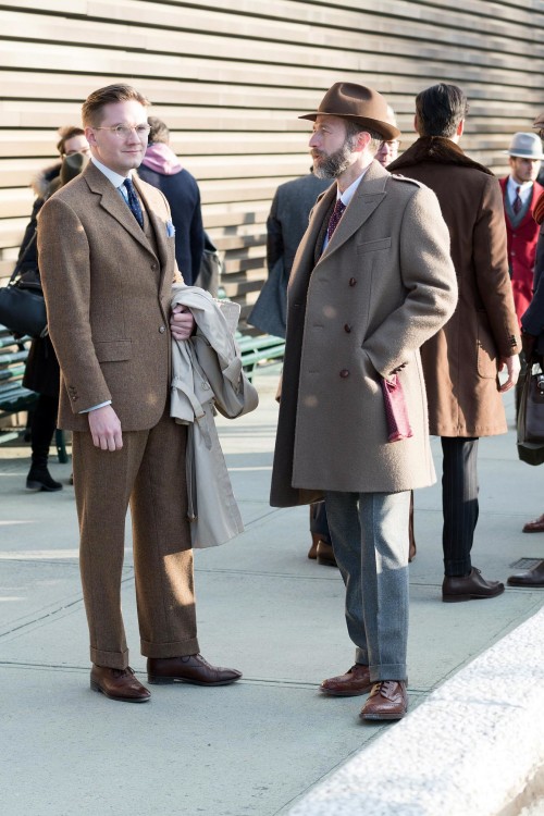 Качественно пошитый, теплый и стильный мужской костюм из твида (слева)