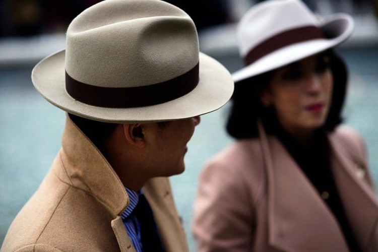 Классическая мужская шляпа федора неброской нейтральной расцветки делает образ подчеркнуто стильным