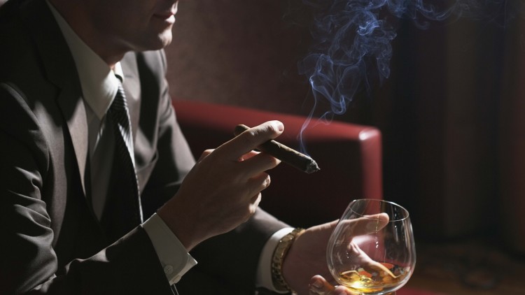 Традиционно курение сигары совмещают с крепкими напитками, такими как виски, бренди, бурбон или ром