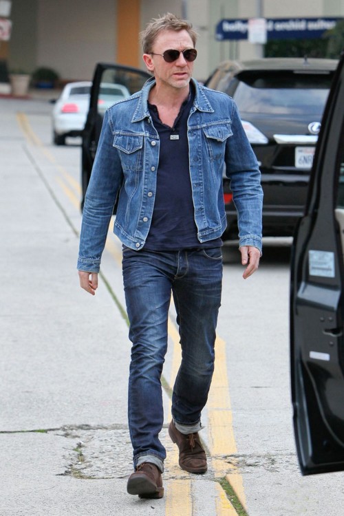 В джинсовой куртке Дэниэл Крэйг выглядит вдвойне круче