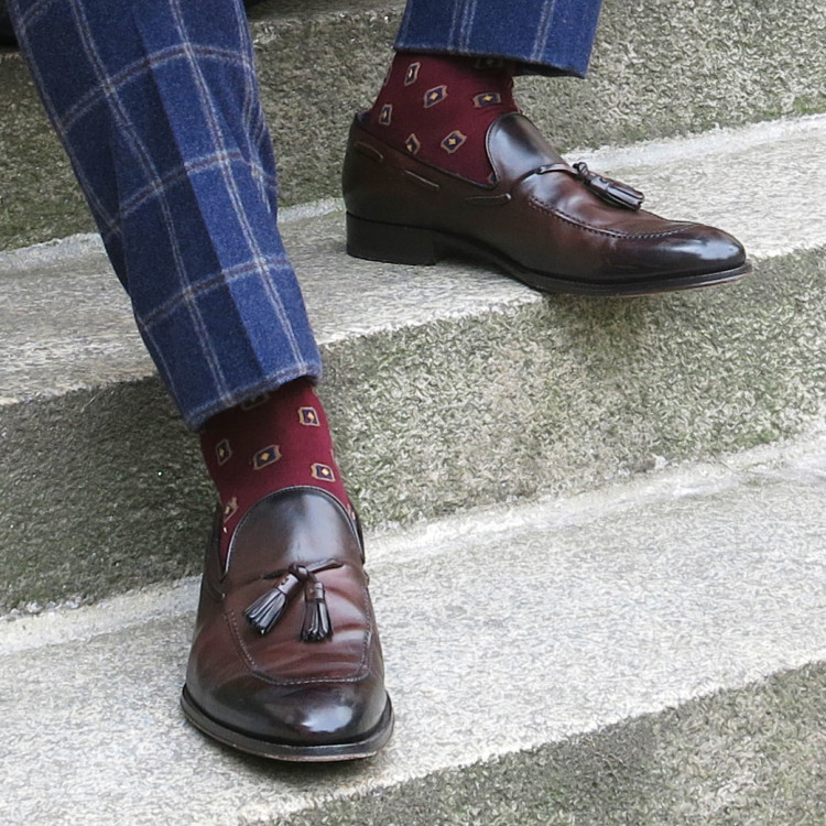 Бордовые носки с фантазийным рисунком отлично сочетаются с темно-коричневыми пени-лоферами