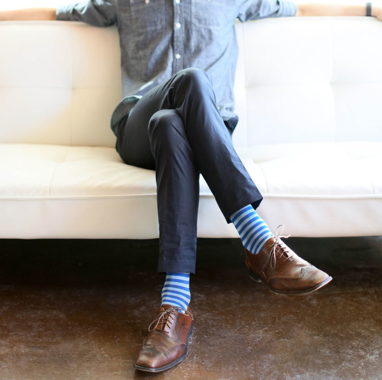 Голубые полосатые носки отлично сочетаются с джинсовой рубашкой smart casual стиля