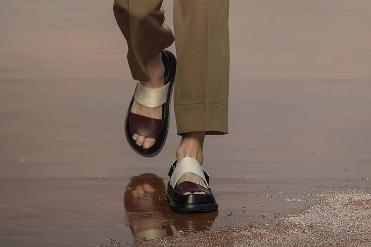 Каждый сезон дизайнеры придумывают новые версии мужских сандалий (на фото: показ Marni весна-лето 2017)