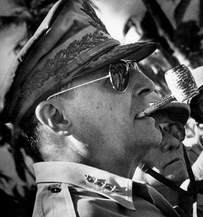 Генерал Дуглас Макартур в легендарных "авиаторах"