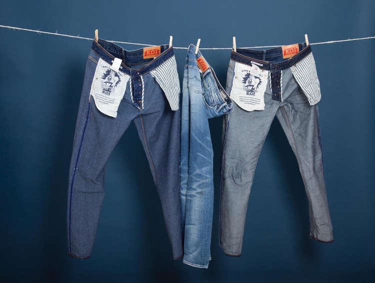 Самый простой способ «обезводить» джинсы после стирки – дать воде стечь